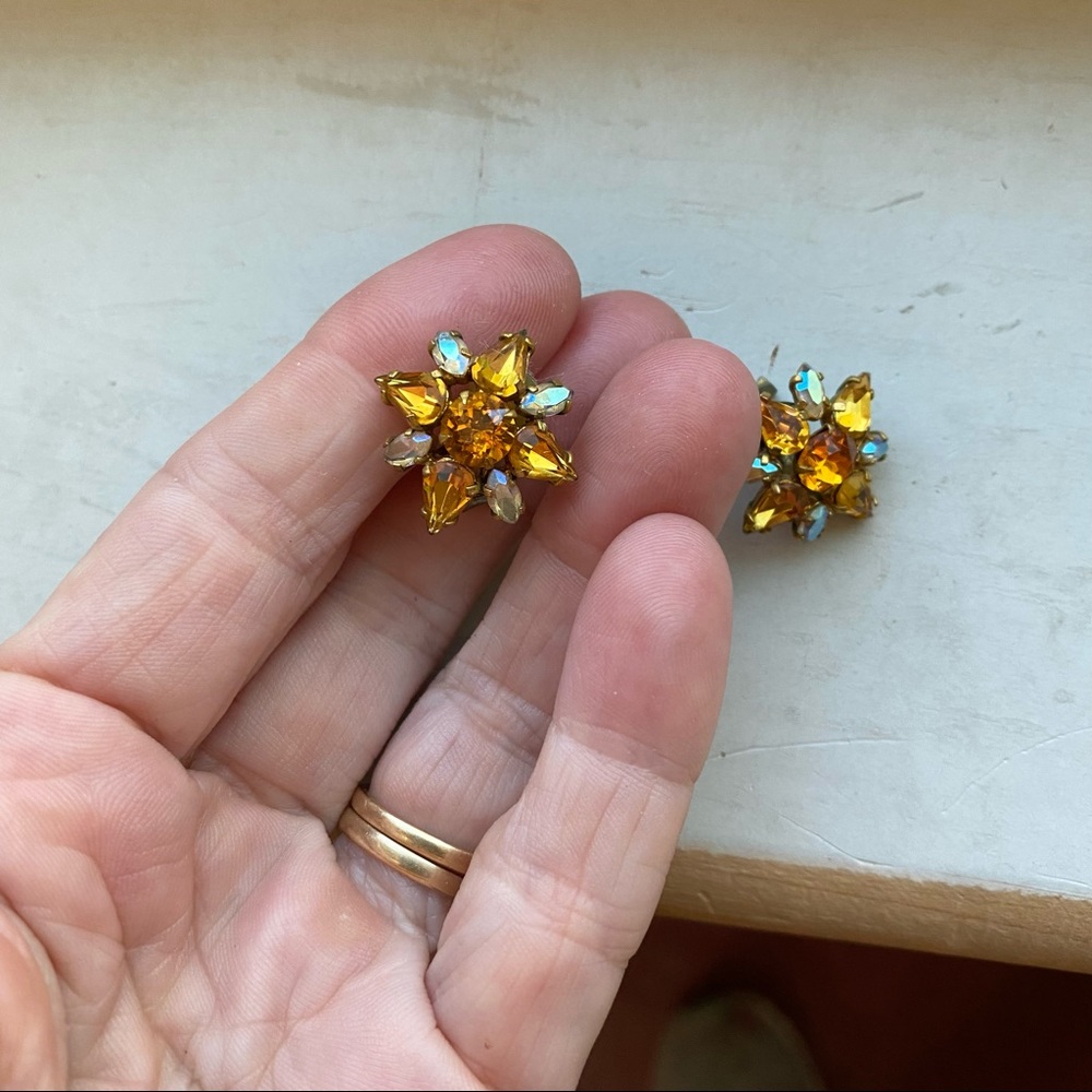 Vintage floral clip ons - Picture 8 of 9
